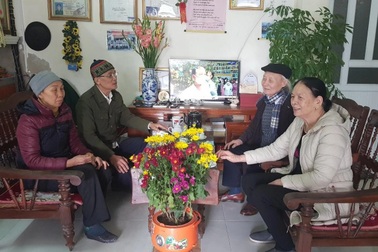 "Nồi hoa" Tết của người lính già chiến thắng ung thư di căn