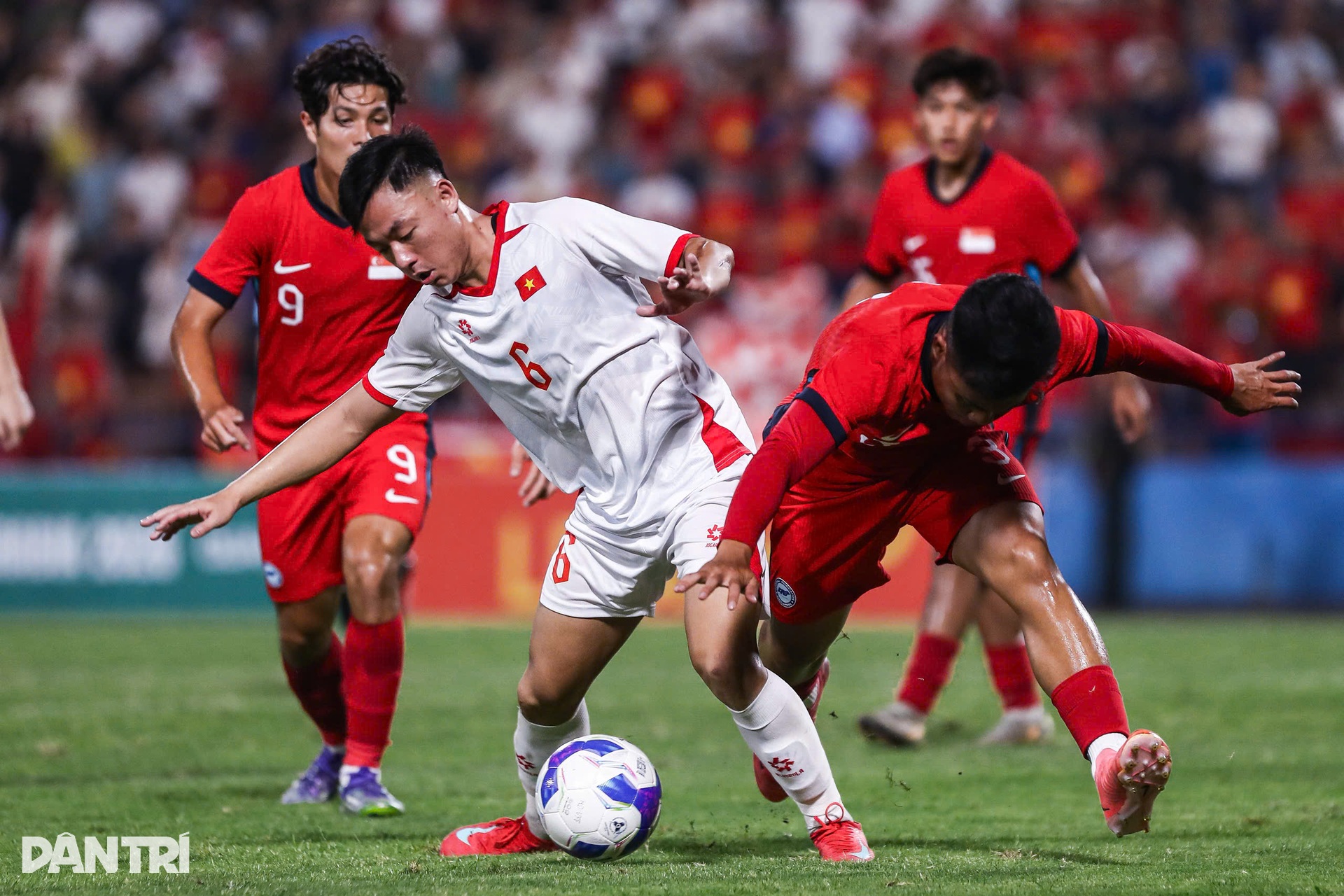 Màn trình diễn của Đình Bắc và Văn Trường trước U23 Singapore - 11 Màn trình diễn của Đình Bắc và Văn Trường trước U23 Singapore - 11