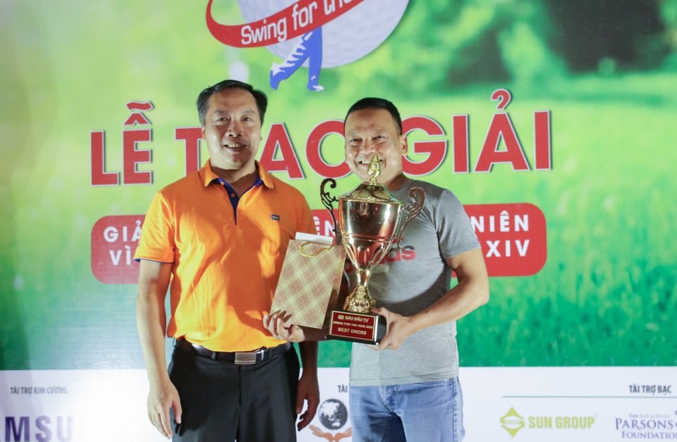 Ủng hộ Quỹ Khuyến học Việt Nam 300 triệu đồng từ Giải Golf từ thiện - 4 Ủng hộ Quỹ Khuyến học Việt Nam 300 triệu đồng từ Giải Golf từ thiện - 4