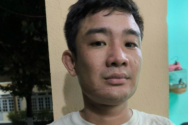 Nam thanh niên nắm cổ áo, lăng mạ CSGT khi bị yêu cầu kiểm tra nồng độ cồn