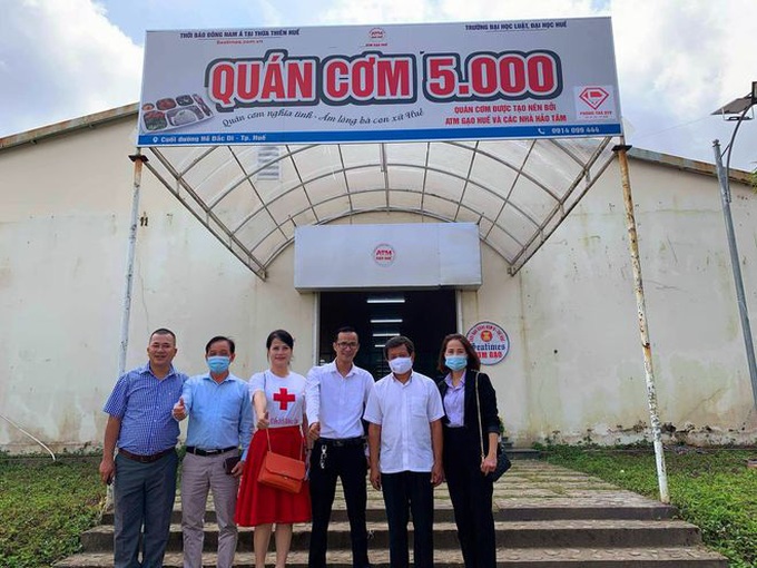 Ông Đoàn Ngọc Hải làm phục vụ quán cơm 30 phút để nhận 60 triệu đồng xây nhà cho người nghèo - Ảnh 3. Ông Đoàn Ngọc Hải làm phục vụ quán cơm 30 phút để nhận 60 triệu đồng xây nhà cho người nghèo - Ảnh 3.