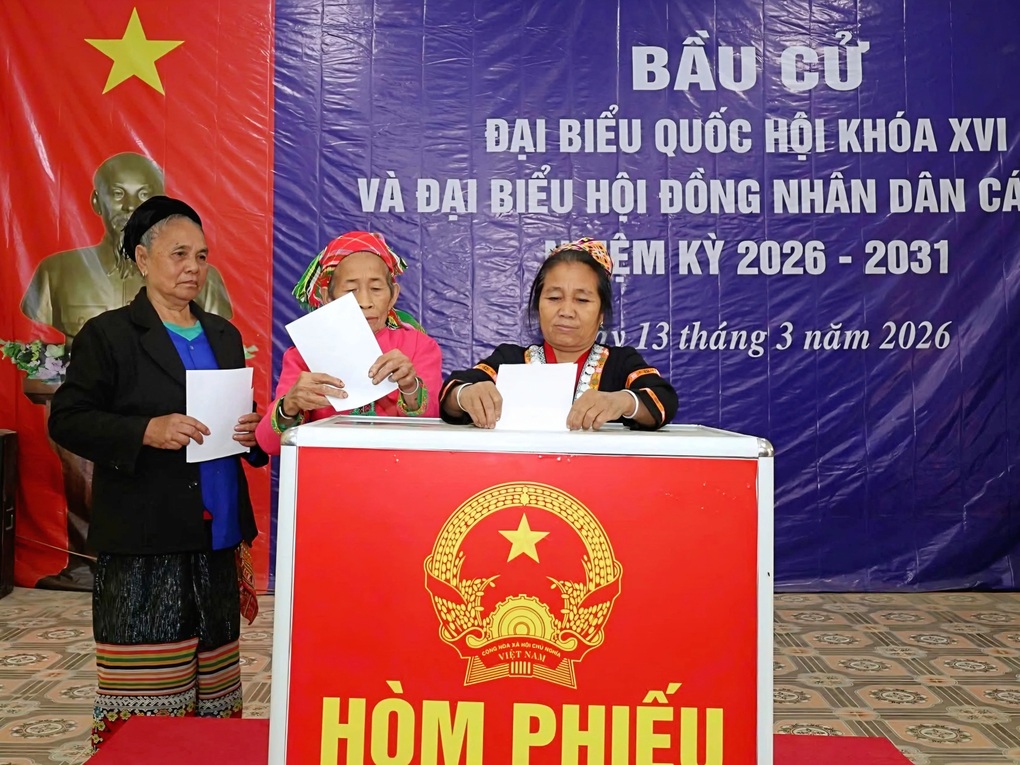 Mang hòm phiếu đến tận nhà cử tri trong ngày bầu cử sớm ở vùng biên Nghệ An - 3 Mang hòm phiếu đến tận nhà cử tri trong ngày bầu cử sớm ở vùng biên Nghệ An - 3