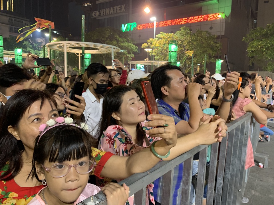 Màn pháo hoa rực rỡ trên bầu trời Sài Gòn - 10 Màn pháo hoa rực rỡ trên bầu trời Sài Gòn - 10