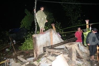 Lốc xoáy tàn phá, 5 người thương vong