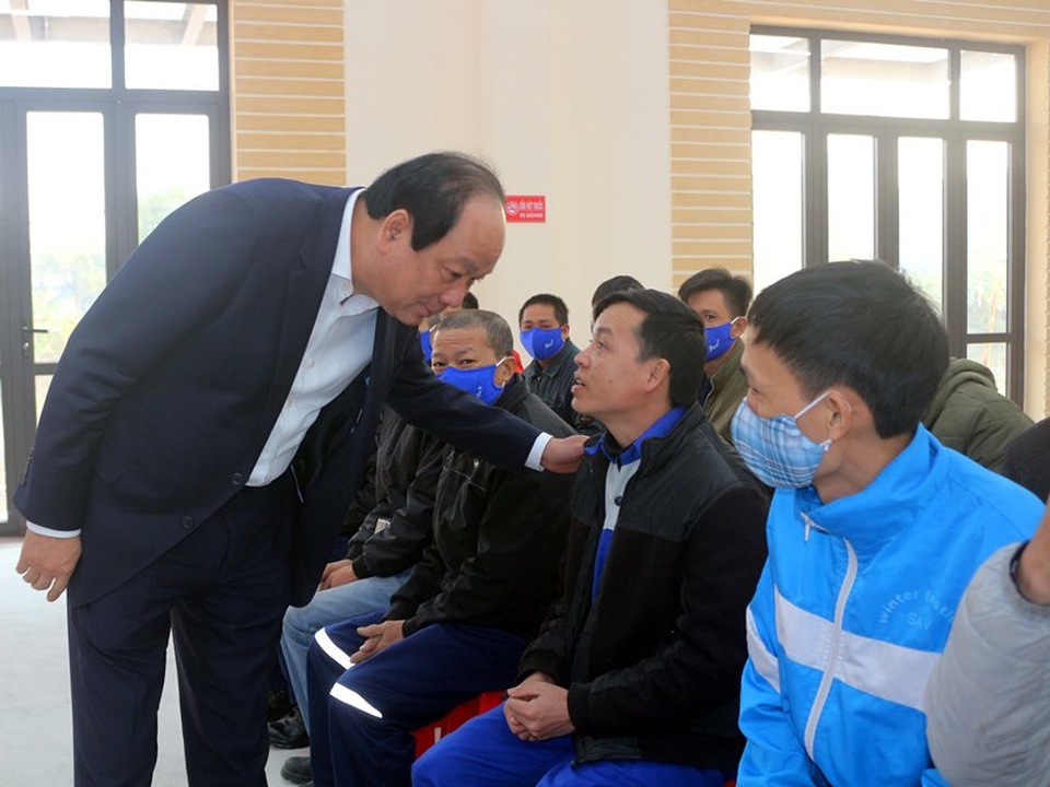 Bộ trưởng, Chủ nhiệm Văn phòng Chính phủ tặng quà cho người lao động - 1