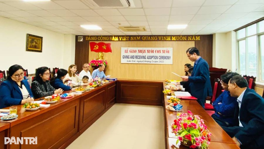 Đôi vợ chồng người Pháp được nhận nuôi bé trai có hoàn cảnh đặc biệt - 1 Đôi vợ chồng người Pháp được nhận nuôi bé trai có hoàn cảnh đặc biệt - 1