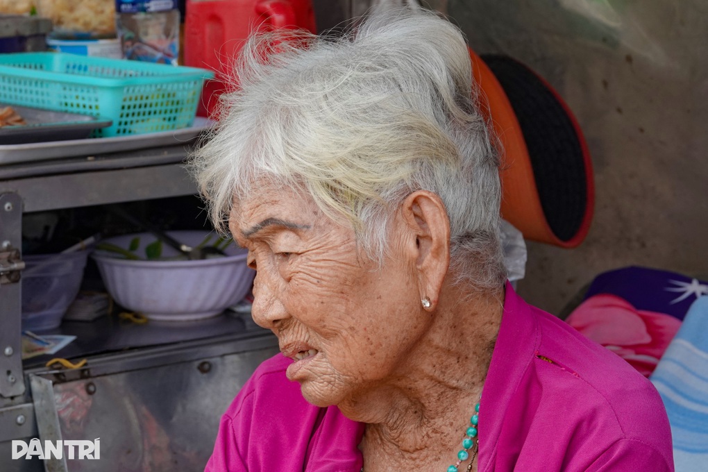 Xe bánh mì không nhà của mẹ già nuôi con tâm thần - 3 Xe bánh mì không nhà của mẹ già nuôi con tâm thần - 3