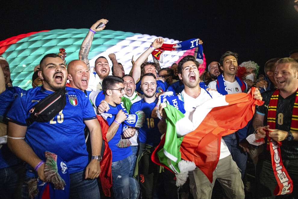 Niềm vui sướng tột độ của đội tuyển Italia sau khi đánh bại Bỉ - 23 Niềm vui sướng tột độ của đội tuyển Italia sau khi đánh bại Bỉ - 23
