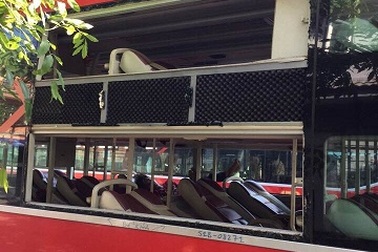 Côn đồ rượt theo xe khách ném đá vỡ nát kính