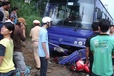 Bị xe khách kéo lê hàng chục mét, 2 phụ nữ thương vong 