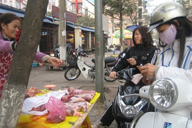 Chợ tết bán mở hàng, giá nguyên liệu làm lẩu tăng