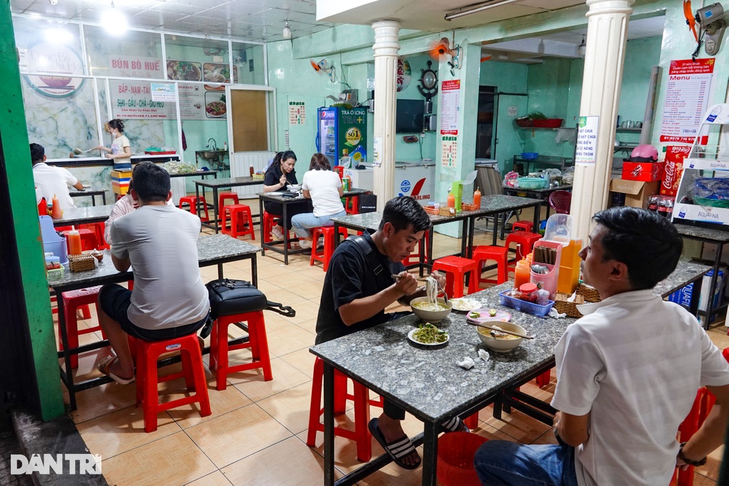 Thói quen khiến cô bé 8 tuổi bán vé số thành bà chủ 20 tiệm bún bò - 2 Thói quen khiến cô bé 8 tuổi bán vé số thành bà chủ 20 tiệm bún bò - 2