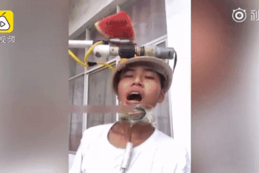 “Cười không ngậm miệng” với phát minh hài hước: Máy giúp ăn dưa hấu