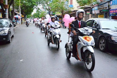 Độc đáo đám cưới rước dâu toàn bằng xe 3 bánh