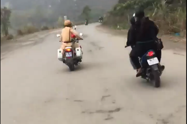 Phạt đôi nam nữ đánh võng, thách thức CSGT hơn 7 triệu đồng