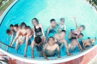 Những bức ảnh kỷ yếu gây tranh cãi cộng đồng mạng