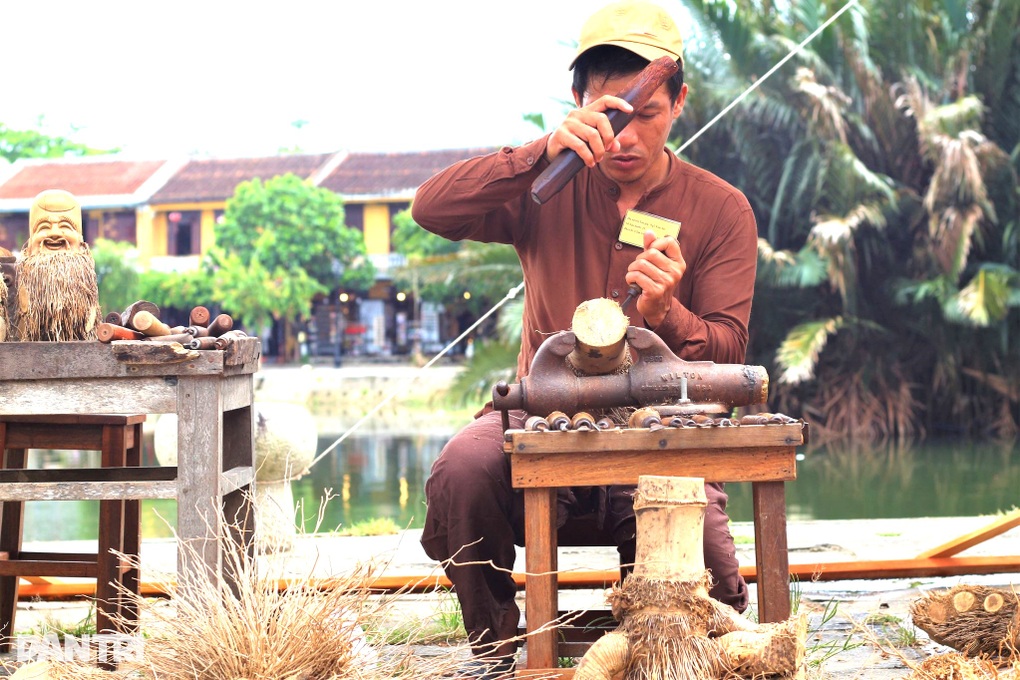 Du khách ấn tượng tài hoa của các nghệ nhân Hội An - 1 Du khách ấn tượng tài hoa của các nghệ nhân Hội An - 1