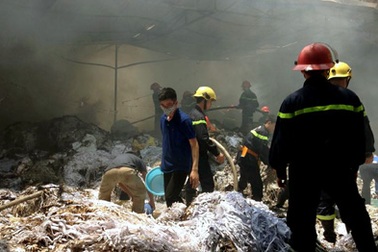 Hà Nội: 7 xe cứu hỏa dập đám cháy tại công ty in