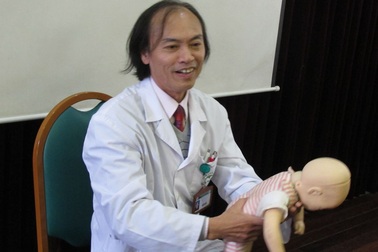 Bác sĩ Bạch Mai hướng dẫn xử lý khi trẻ bị hóc dị vật ngày Tết