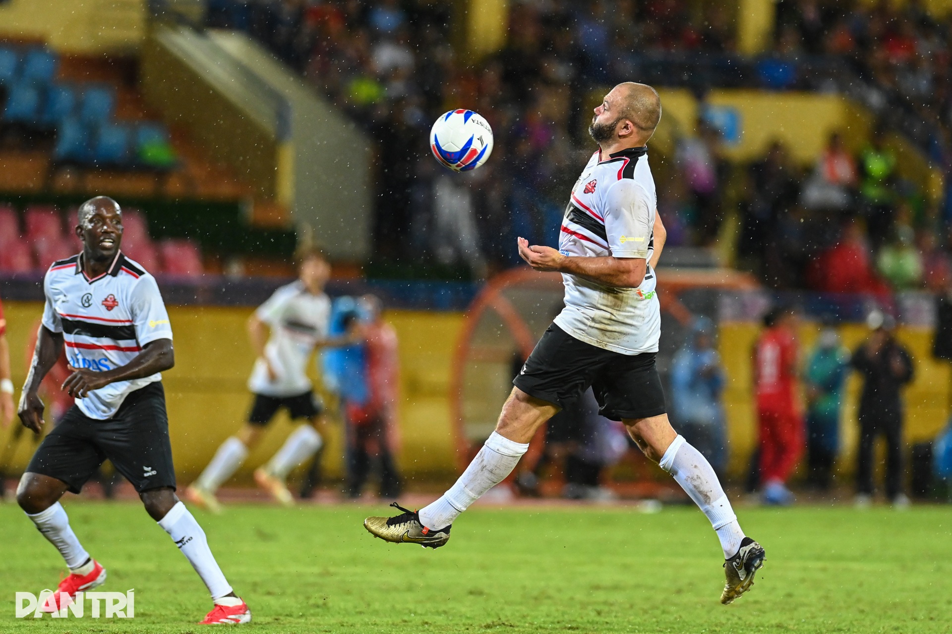 Đội ngôi sao Việt Nam thắng đẹp 3-2 trước các huyền thoại Man Utd - 9 Đội ngôi sao Việt Nam thắng đẹp 3-2 trước các huyền thoại Man Utd - 9