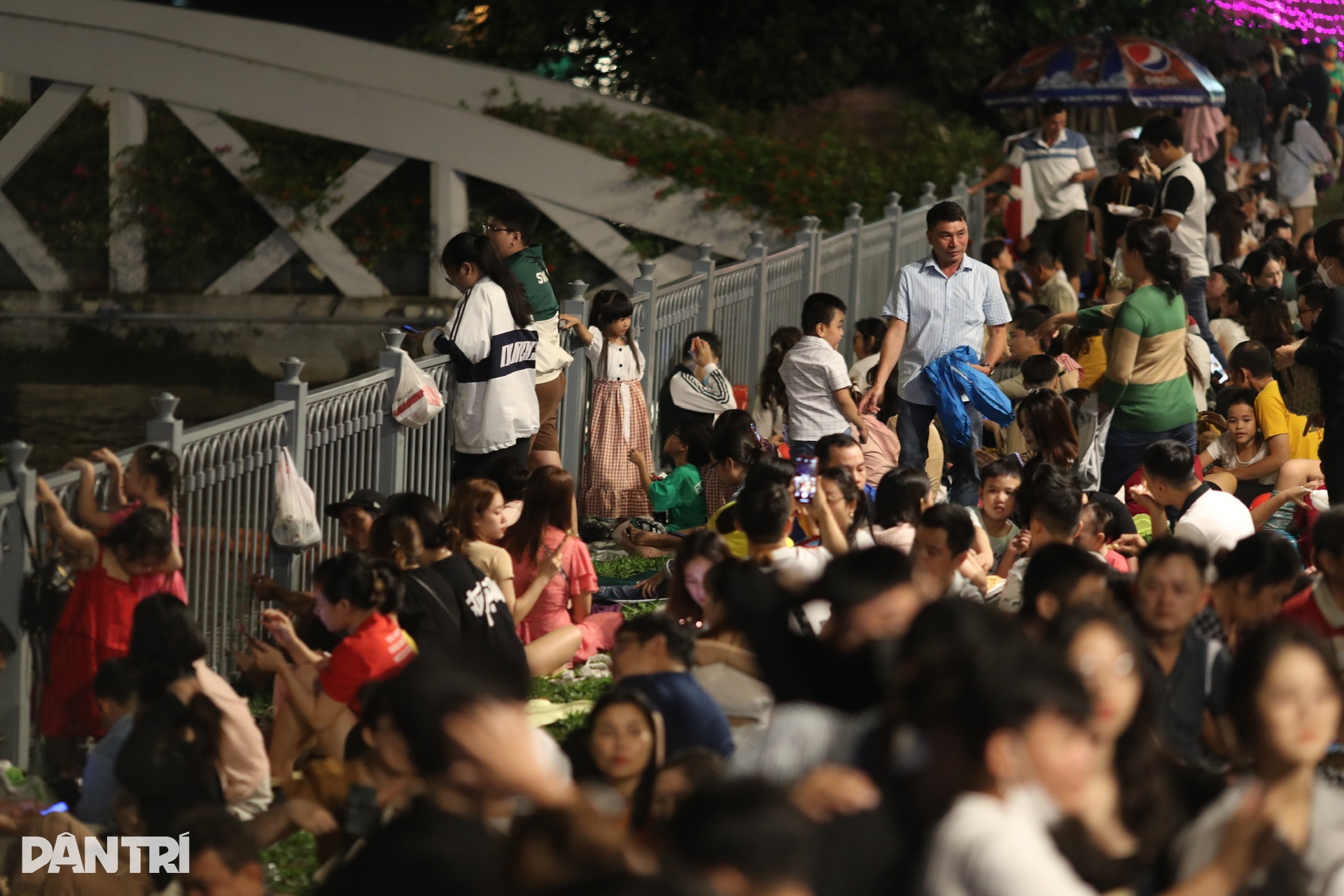 Biển người đổ về trung tâm TPHCM xem pháo hoa - 7 Biển người đổ về trung tâm TPHCM xem pháo hoa - 7