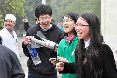 Học sinh trường chuyên Hà Nội đua tài bắn tên lửa nước