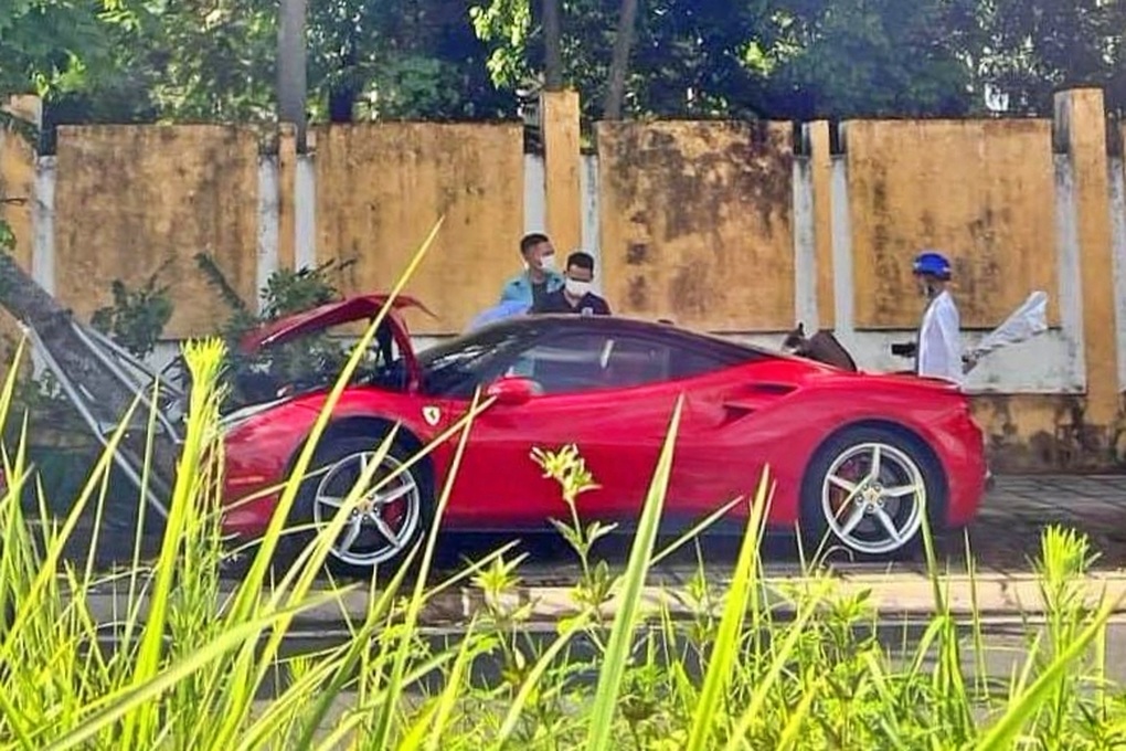 Siêu xe Ferrari 488 tông đổ cây xanh trên phố Hà Nội, vỡ toác đầu - 2 Siêu xe Ferrari 488 tông đổ cây xanh trên phố Hà Nội, vỡ toác đầu - 2