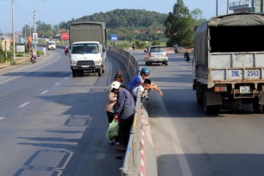 Lối mở ngang bất thường để tạo điều kiện cho việc... đổ xăng