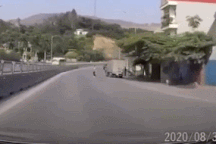 Băng qua quốc lộ như “đường nhà mình”, người đàn ông suýt trả giá đắt