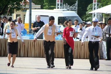 Xem nhân viên khách sạn phô diễn “tuyệt chiêu” chạy bàn