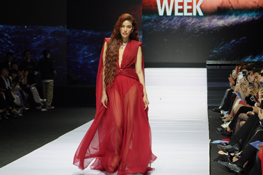 Lan Khuê gây chú ý với mái tóc cam nổi bật, thần thái ấn tượng