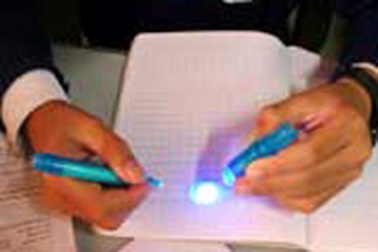 Học sinh cấp 1 dùng bút tàng hình quay cóp