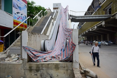 Cảnh ngổn ngang bên dưới ga tàu đường sắt trên cao Cát Linh - Hà Đông