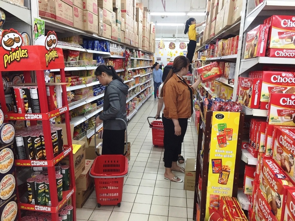 Cận Tết, gian hàng bánh kẹo, dầu ăn tấp nập khách, sức mua tăng gấp 4 ngày thường - 1 Cận Tết, gian hàng bánh kẹo, dầu ăn tấp nập khách, sức mua tăng gấp 4 ngày thường - 1