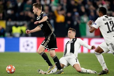 C.Ronaldo chia tay Champions League bằng pha phạm lỗi thô bạo