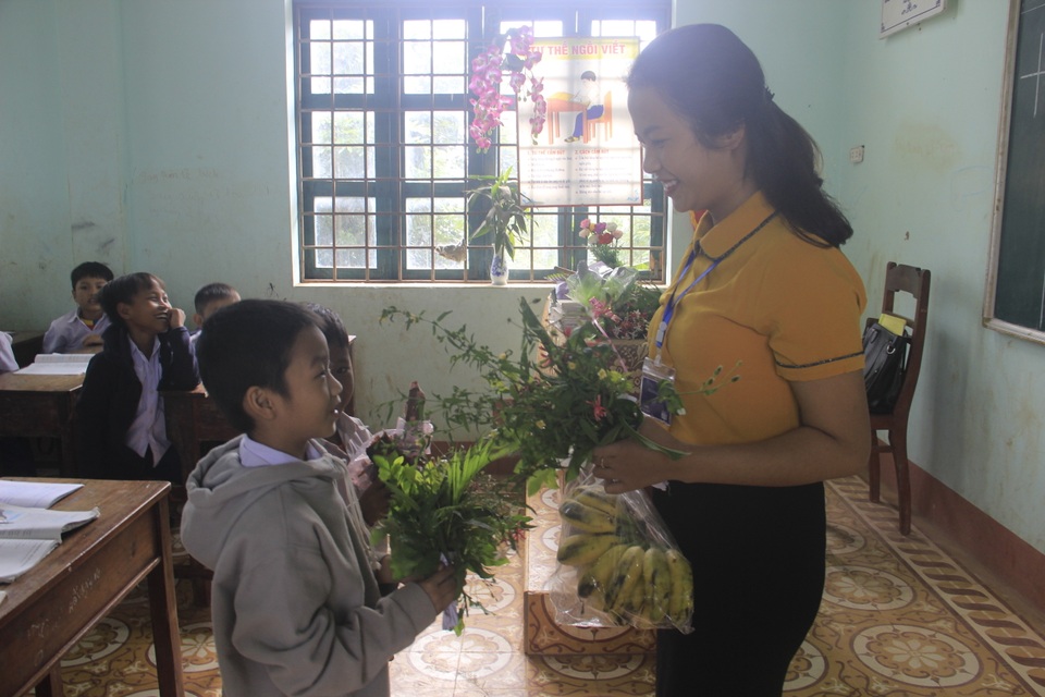 Học sinh miền núi tặng thầy cô hoa dại, sắn rừng, gạo, chuối… trong Ngày Nhà giáo - 8 Học sinh miền núi tặng thầy cô hoa dại, sắn rừng, gạo, chuối… trong Ngày Nhà giáo - 8