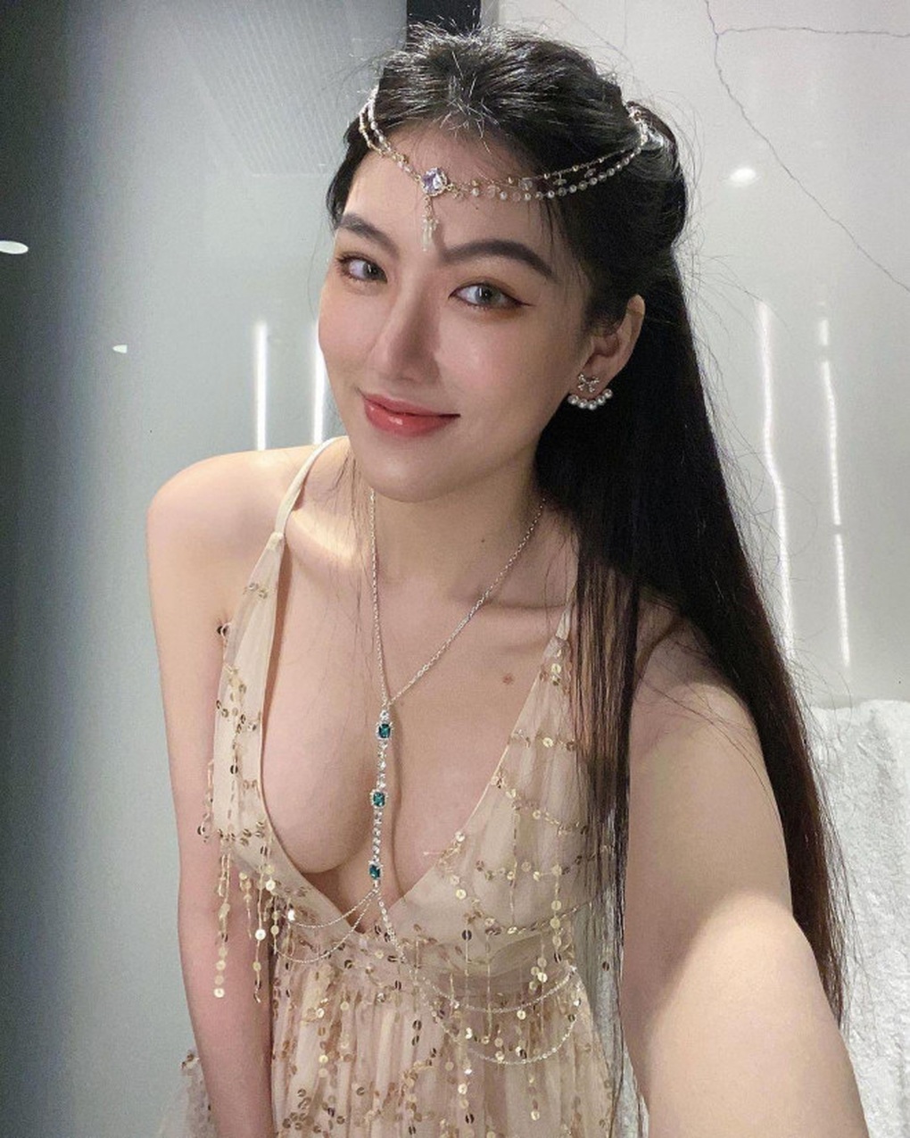 Tăng Chí Vỹ nói gì khi bị chỉ trích chạm môi người mẫu kém 43 tuổi? - 2 Tăng Chí Vỹ nói gì khi bị chỉ trích chạm môi người mẫu kém 43 tuổi? - 2