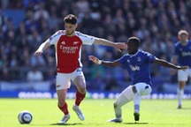 Arsenal chia điểm cùng Everton, Liverpool được hưởng lợi lớn