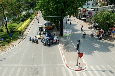 Dừng đèn đỏ chỗ bóng râm có bị phạt không?