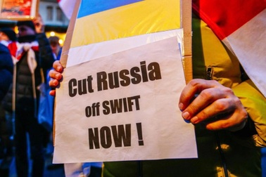 Đòn trừng phạt "chưa từng có" bắt đầu dội xuống Nga