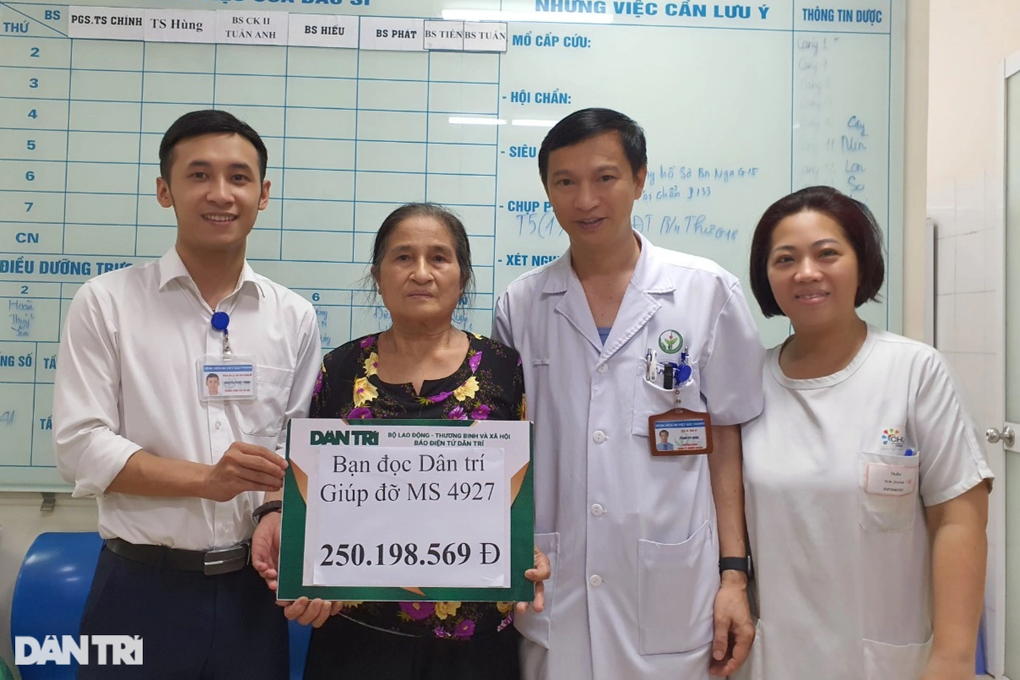 Hơn 450 triệu đồng đến với cô gái mất 2 chân sau tai nạn giao thông - 1 Hơn 450 triệu đồng đến với cô gái mất 2 chân sau tai nạn giao thông - 1