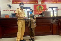 Cô gái trẻ xúc động khi được cảnh sát trả lại chiếc ví bị đánh rơi