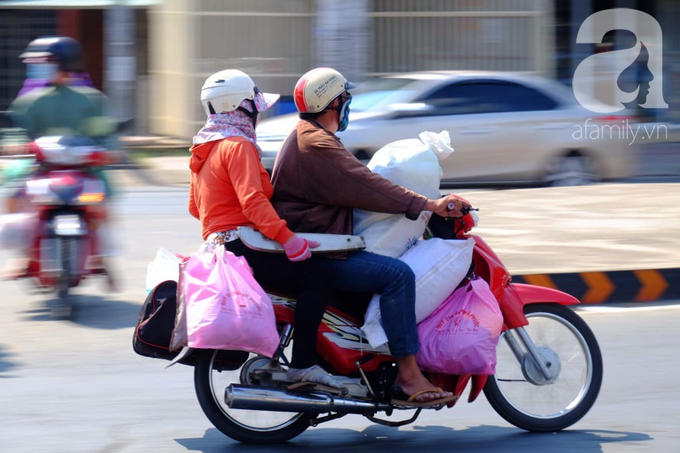 Bình Dương: Bố mẹ ẵm con, tay xách nách mang trở lại thành phố làm việc giữa trời nắng gắt, trẻ con ngủ gục trên xe - Ảnh 8. Bình Dương: Bố mẹ ẵm con, tay xách nách mang trở lại thành phố làm việc giữa trời nắng gắt, trẻ con ngủ gục trên xe - Ảnh 8.