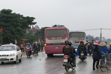 Xe máy lao vào ô tô khách, 2 người chết và bị thương