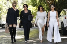 Gia đình Kim Kardashian sành điệu ra phố