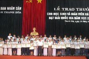 Thanh Hóa: Trao thưởng cho giáo viên và học sinh đạt giải quốc gia