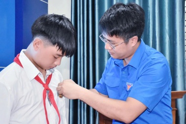 Hà Tĩnh: Trao huy hiệu Tuổi trẻ dũng cảm cho 3 nam sinh cứu 2 trẻ đuối nước