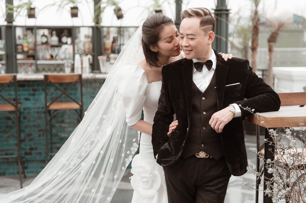 Ảnh cưới lãng mạn của Tùng Dương Người phán xử với vợ 4 kém 12 tuổi - 3 Ảnh cưới lãng mạn của Tùng Dương Người phán xử với vợ 4 kém 12 tuổi - 3