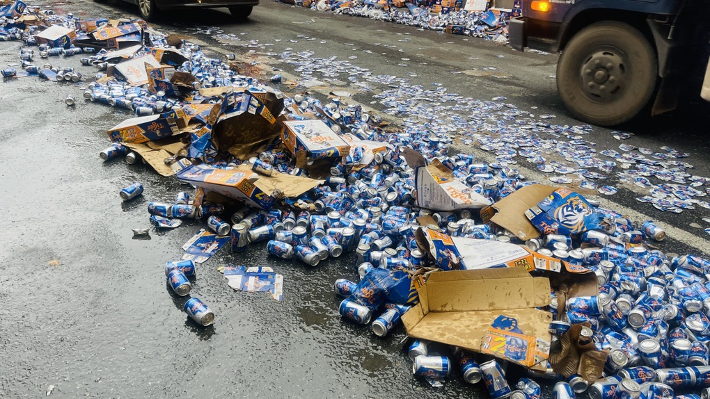 Người dân nhặt hàng nghìn lon bia rơi xuống đường giúp tài xế - 2