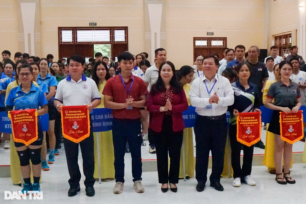 Binh-Dinh_hon-300-van-dong-vien-khoi-giao-duc-nghe-nghiep-tranh-tai-cac-mon-the-thao_doan-cong 1.JPG Binh-Dinh_hon-300-van-dong-vien-khoi-giao-duc-nghe-nghiep-tranh-tai-cac-mon-the-thao_doan-cong 1.JPG